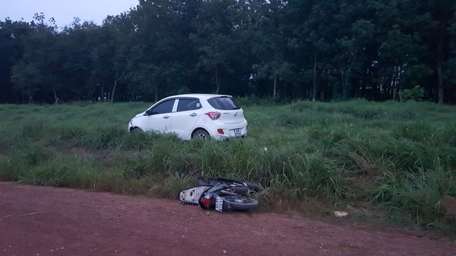 Bình Phước: Xe Hyundai bất ngờ tông trúng 3 cha con, bé trai 7 tuổi tử vong thương tâm ảnh 2