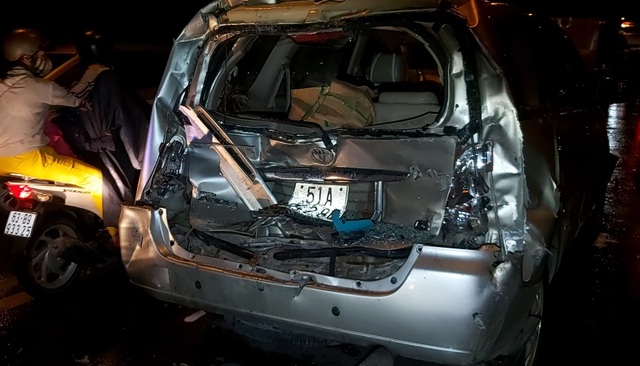 Tai nạn liên hoàn khiến Mazda CX-5 và Toyota Innova bẹp rúm, loạt ô tô bị nát bét ảnh 1