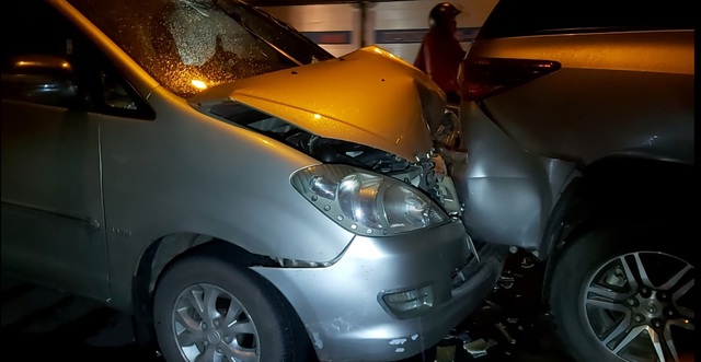 Tai nạn liên hoàn khiến Mazda CX-5 và Toyota Innova bẹp rúm, loạt ô tô bị nát bét ảnh 3