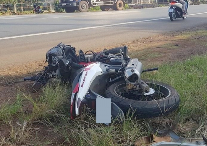 Người đàn ông lái Yamaha Exciter tử vong tại chỗ sau cú tông đuôi xe tải khiến dân tình hốt hoảng ảnh 2
