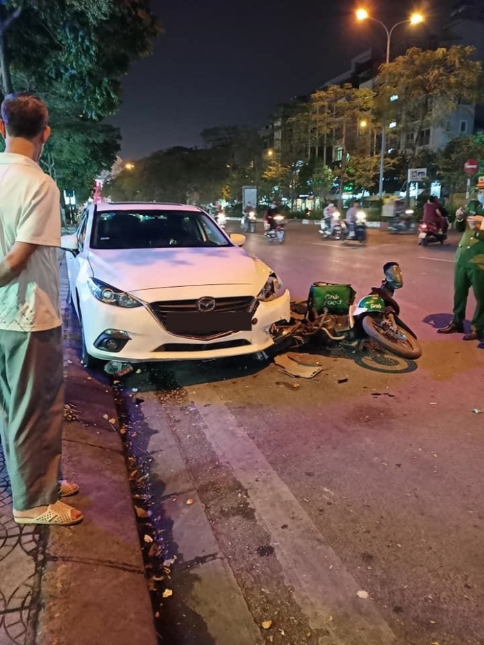 Hà Nội: Hoảng hốt tài xế Mazda say rượu bất ngờ tông thanh niên chạy Grab ảnh 1