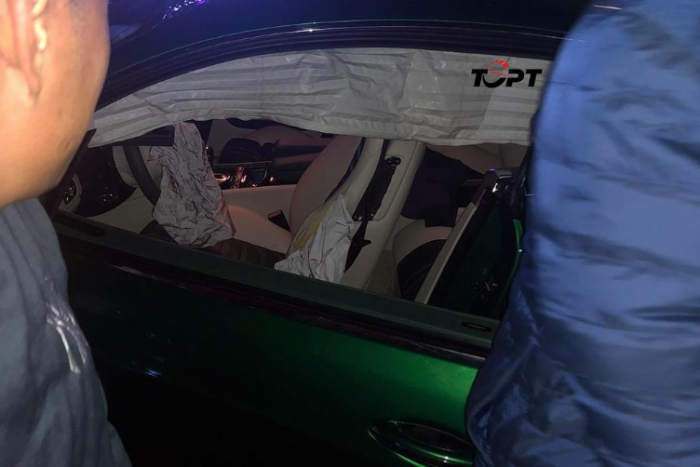 Hà Nội: Tá hỏa siêu xe Bentley mới cứng mất lái đâm vào bồn hoa, phần đầu ‘không cánh mà bay’ ảnh 3