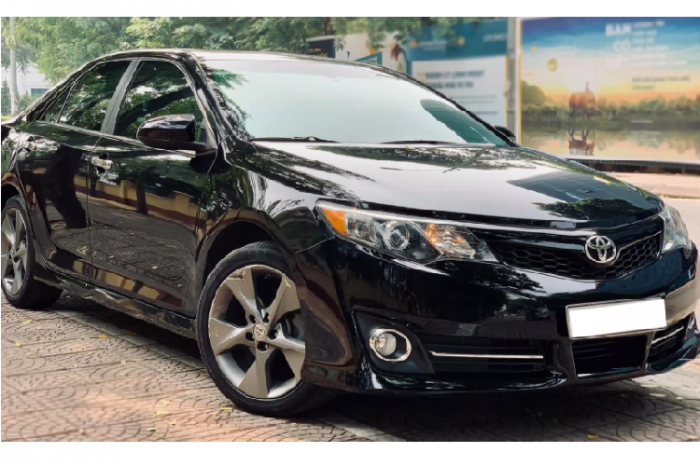 Toyota Camry cũ bất ngờ giảm sốc hơn 800 triệu, giá chỉ bằng Mazda3 đời mới ảnh 1