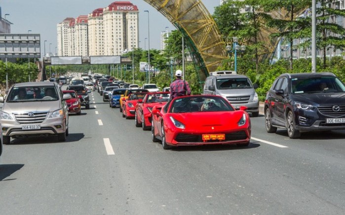 Danh tính không phải dạng vừa của người đẹp lái siêu xe Ferrari chạy Grab