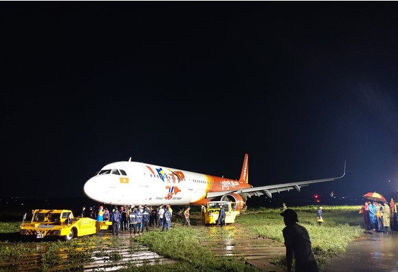 Hai phi công và toàn bộ tiếp viên Vietjet trong vụ máy bay chệch đường băng nhân hình phạt đầu tiên