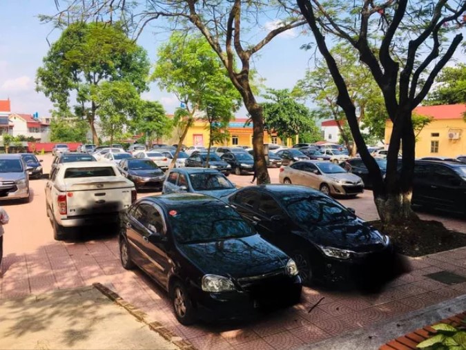 Cho&aacute;ng với d&agrave;n &ocirc; t&ocirc; đắt tiền đỗ đầy s&acirc;n trường ở Bắc Giang trong ng&agrave;y họp phụ huynh