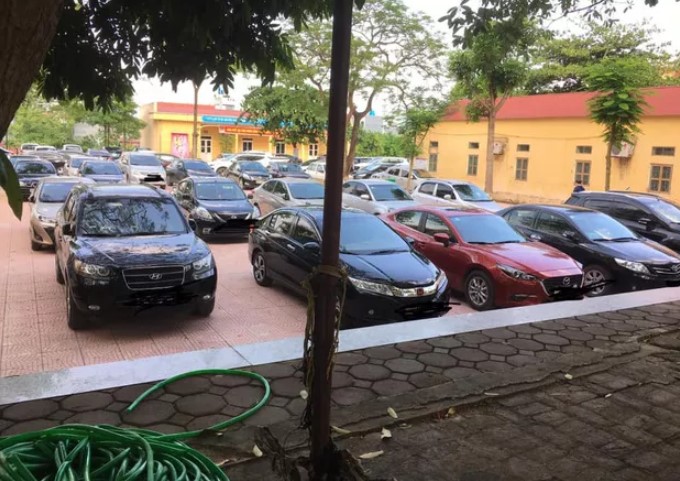 Cho&aacute;ng với d&agrave;n &ocirc; t&ocirc; đắt tiền đỗ đầy s&acirc;n trường ở Bắc Giang trong ng&agrave;y họp phụ huynh