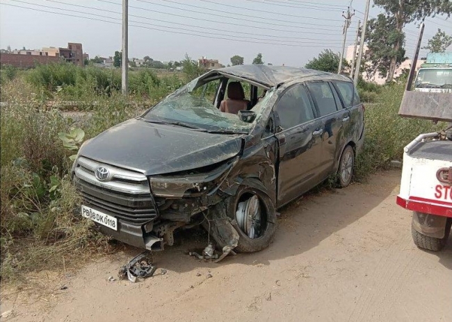 Toyota Innova lộn nhào 3 vòng nhưng túi khí không bung, số phận của 4 hành khách gây nhiều tranh cãi