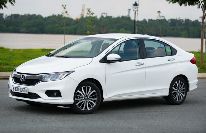 Honda City đâm nát Suzuki Ciaz vì tránh phụ nữ dắt chó qua đường