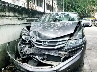 Honda City đâm nát Suzuki Ciaz vì tránh phụ nữ dắt chó qua đường