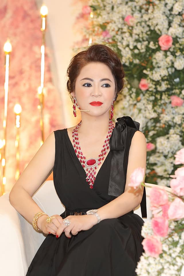 Giua-lum-xum-to-vo-hoang-yen-lua-dao-ba-nguyen-phuong-hang-da-bi-phat-vi-co-phat-ngoc-sai-su-that