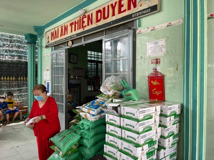 Nhan-dip-suchin-1-tuoi-dam-thu-trang0trich-tien-tiet-kiem-tu-ong-heo-con-gai-lam-tu-thien-8