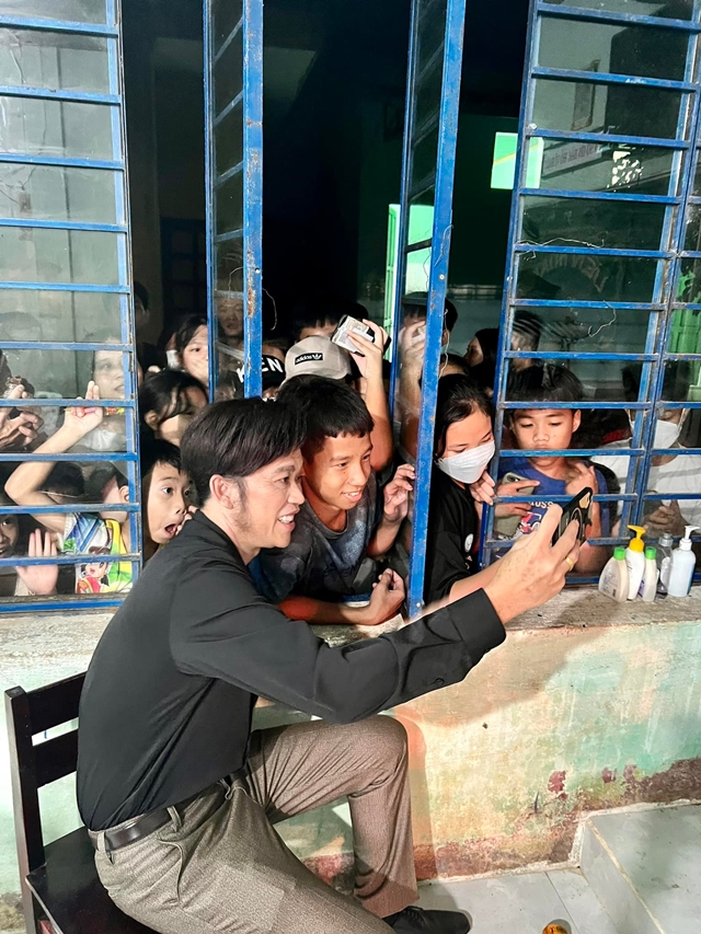 Voc-cu-dam-vinh-hung-bat-ngo-dang-dan-ve-nsut-hoai-linh-vao-rang-sang-khien-khan-gia-xon-xao
