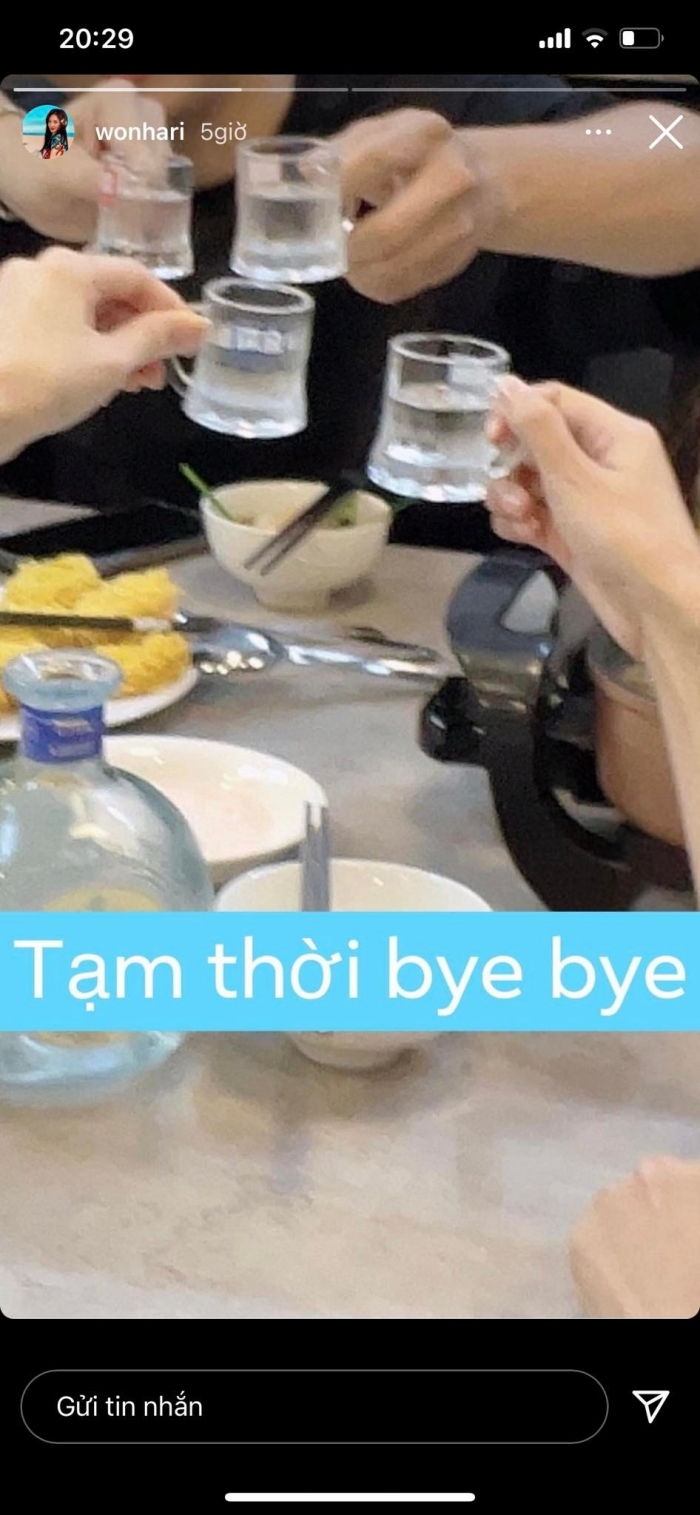 C&ugrave;ng thời điểm đ&oacute;, Hari Won cũng đăng tải story ngắn ghi lại khoảnh khắc c&ocirc; c&ugrave;ng bạn b&egrave;, đồng nghiệp đang n&acirc;ng ly với caption &ldquo;Tạm thời bye bye&rdquo;. Ch&iacute;nh bởi thế m&agrave; d&acirc;n t&igrave;nh nhanh ch&oacute;ng hiểu r&otilde; việc &ldquo;bị d&iacute;&rdquo; v&agrave; &ldquo;dọa giết&rdquo; m&agrave; nữ ca sĩ nhắc đến chỉ l&agrave; tr&ograve; đ&ugrave;a của quản l&yacute; trong bữa nhậu.