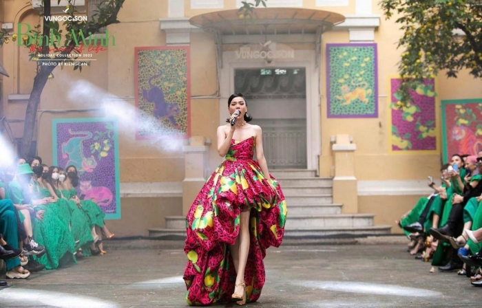 Le-quyen-vo-tu-dien-vay-tre-nai-lo-tron-doi-go-bong-dao-tran-vien-ngang-ngua-ho-ngoc-ha-4