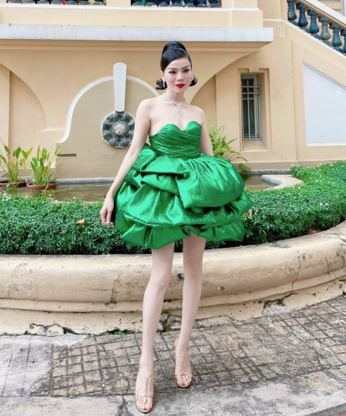 Le-quyen-xinh-nhu-bup-be-dien-vay-khoet-sau-khoe-vong-1-goi-cam-cung-body-nuot-na-lan-at-ly-nha-ky