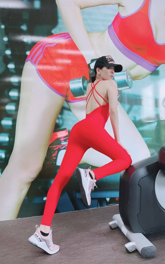 Le-quyen-xinh-nhu-bup-be-dien-vay-khoet-sau-khoe-vong-1-goi-cam-cung-body-nuot-na-lan-at-ly-nha-ky-6