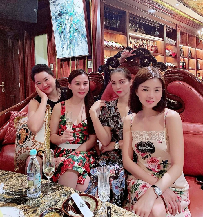 Xuat-hien-anh-quyen-ru-cua-le-quyen-tai-phong-tam-lan-da-trang-min-cung-mat-moc-tuoi-40-gay-sung-sot-1