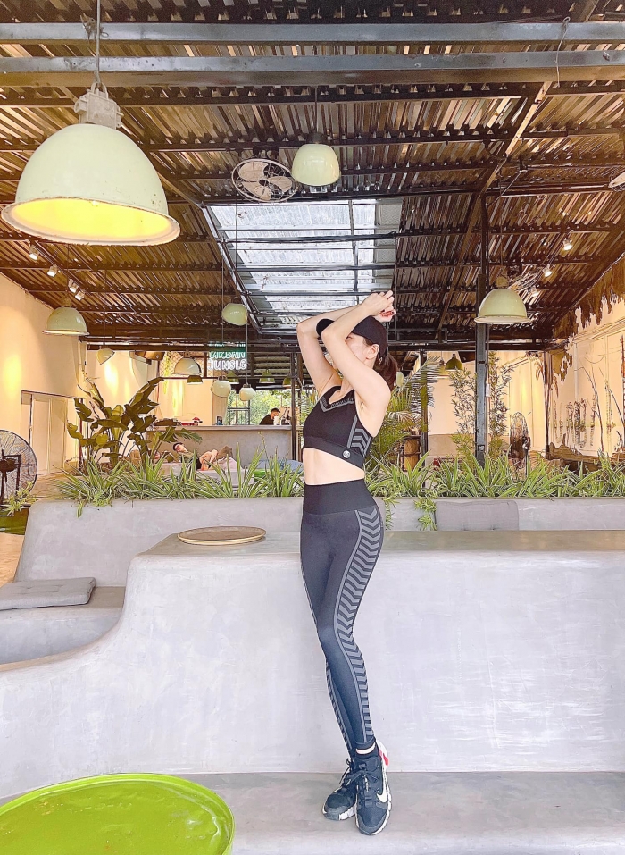 Xuat-hien-anh-quyen-ru-cua-le-quyen-tai-phong-tam-lan-da-trang-min-cung-mat-moc-tuoi-40-gay-sung-sot-2