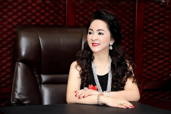 Bat-mi-ly-do-that-su-khien-ba-nguyen-phuong-hang-phai-dung-livestream-du-da-sat-gio-len-song
