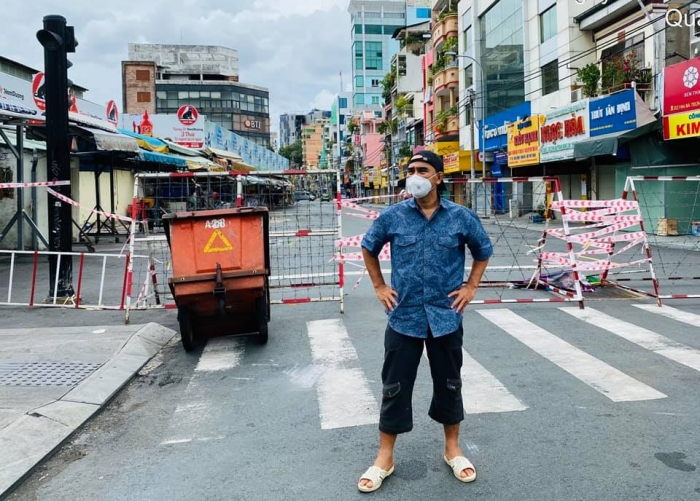 Clup-lai-canh-quyen-linh-dang-ban-nuoc-giat-o-cho-duoi-troi-mua-tam-ta-voi-khuon-mat-that-than