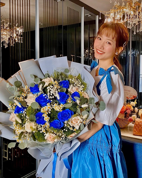 Hari Won khoe tắm bồn, phủ đầy cánh hoa hồng xanh lên người. Tuy nhiên, không thể qua được những đôi mắt cú vọ của fan. Rất nhiều người đã phát hiện ra Hari xé hoa mà Trấn Thành tặng hôm 8/3 ra để tắm. Vài hôm trước, cô đã tắm với hoa hồng trắng rồi, Hóa ra cũng chính là từ bó hoa chồng tặng. 