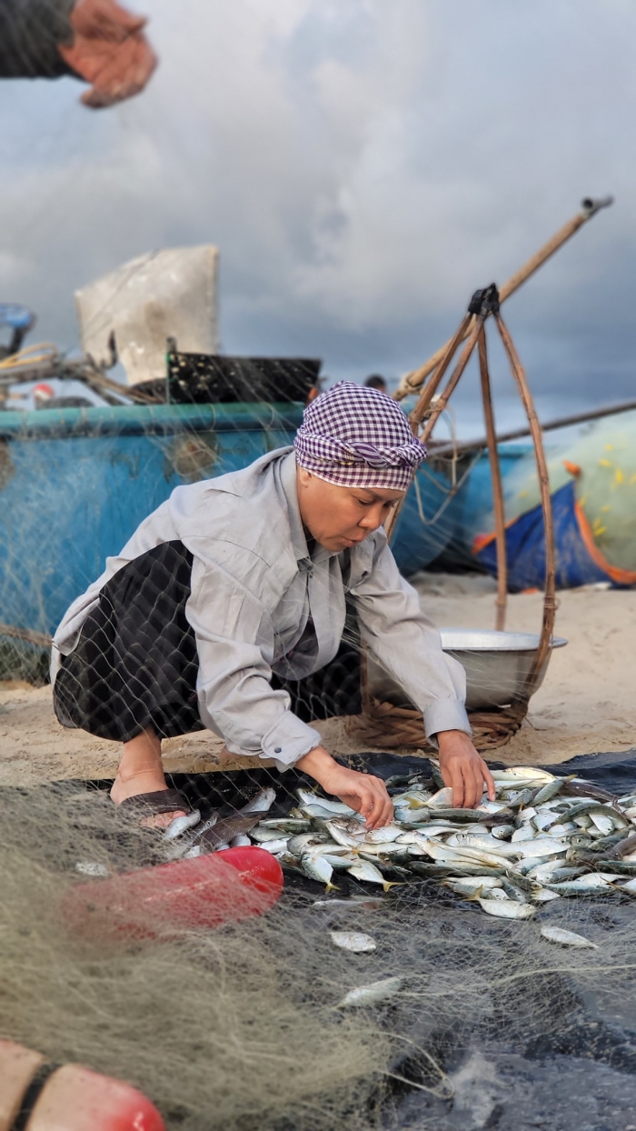 Viet-huong-ngoi-ban-ca-o-bien-dien-mao-khac-kho-khien-dan-tinh-khong-ngung-ban-tan-4