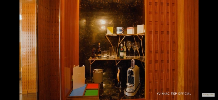 Vu-khac-tiep-cung-ban-gai-trai-nghiem-khach-san-gia-gan-115-trieu-dem-tai-paris-gay-ngo-ngang--4