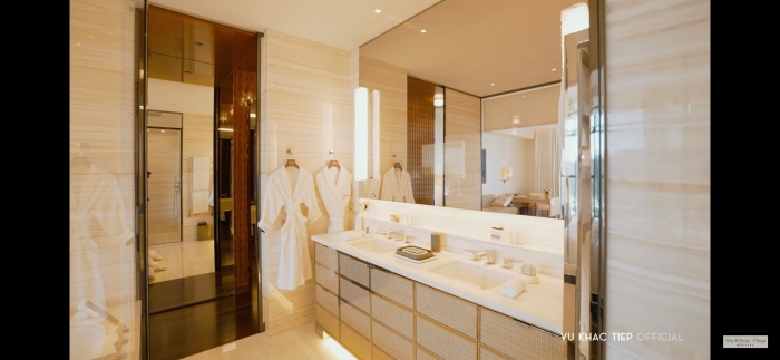 Vu-khac-tiep-cung-ban-gai-trai-nghiem-khach-san-gia-gan-115-trieu-dem-tai-paris-gay-ngo-ngang-4