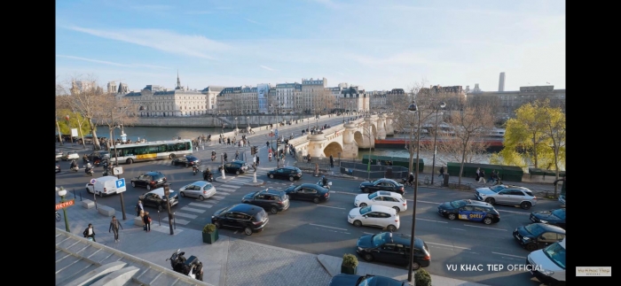 Vu-khac-tiep-cung-ban-gai-trai-nghiem-khach-san-gia-gan-115-trieu-dem-tai-paris-gay-ngo-ngang