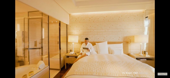 Vu-khac-tiep-cung-ban-gai-trai-nghiem-khach-san-gia-gan-115-trieu-dem-tai-paris-gay-ngo-ngang-6