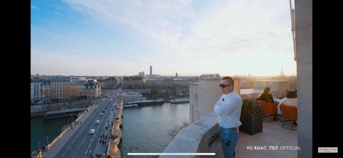 Vu-khac-tiep-cung-ban-gai-trai-nghiem-khach-san-gia-gan-115-trieu-dem-tai-paris-gay-ngo-ngang-8