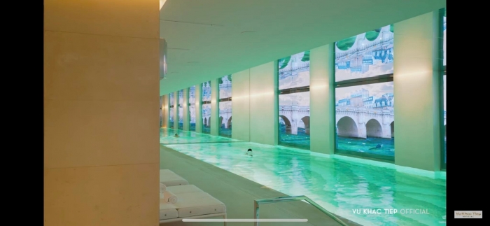 Vu-khac-tiep-cung-ban-gai-trai-nghiem-khach-san-gia-gan-115-trieu-dem-tai-paris-gay-ngo-ngang-9