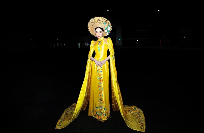 Huong-giang-dep-me-man-trong-ta-ao-dai-vang-quyen-quy-tai-su-kien-ao-dai-meet-thai-silk-o-thai-lan-6