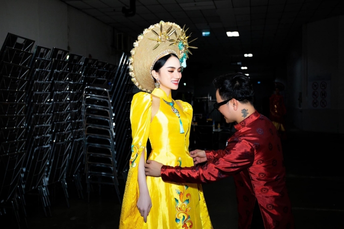 Huong-giang-dep-me-man-trong-ta-ao-dai-vang-quyen-quy-tai-su-kien-ao-dai-meet-thai-silk-o-thai-lan-7