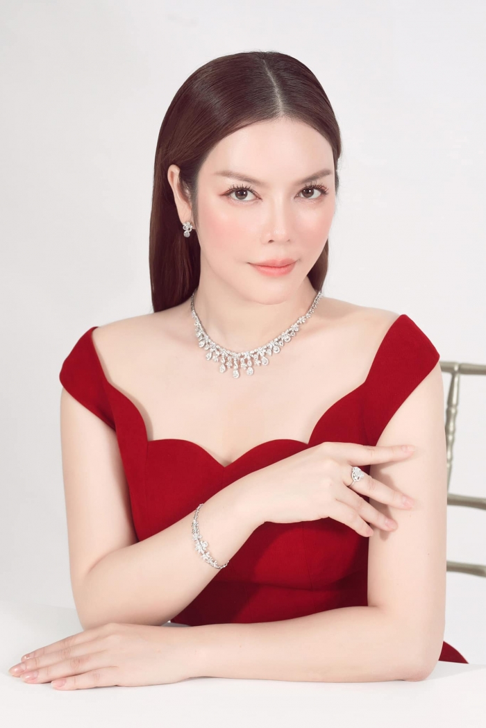 Ly-nha-ky-xuat-hien-voi-vay-do-ruc-ro-khoe-tron-voc-dang-that-va-nhan-sac-tuoi-u40-lan-at-le-quyen-2