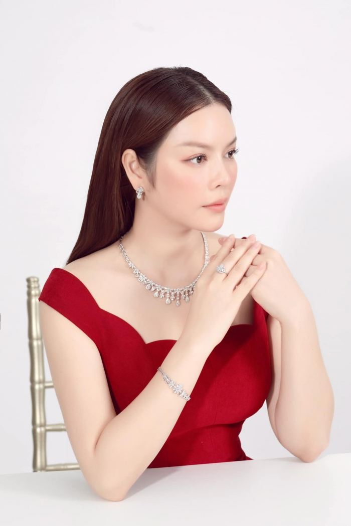 Ly-nha-ky-xuat-hien-voi-vay-do-ruc-ro-khoe-tron-voc-dang-that-va-nhan-sac-tuoi-u40-lan-at-le-quyen-5