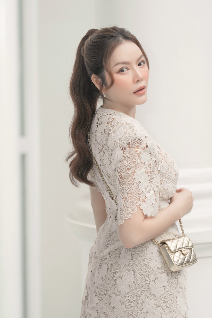 Ly-nha-ky-xuat-hien-chuan-quy-co-tai-duong-pho-y-tu-tin-dien-ao-khong-noi-y-khoe-vong-1-ngoai-co-6