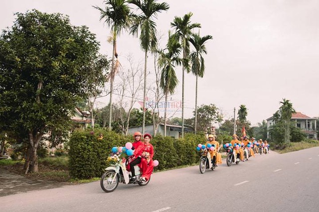 Màn rước dâu ‘độc nhất’ với dàn xe Honda Super Cub cũ cực chất