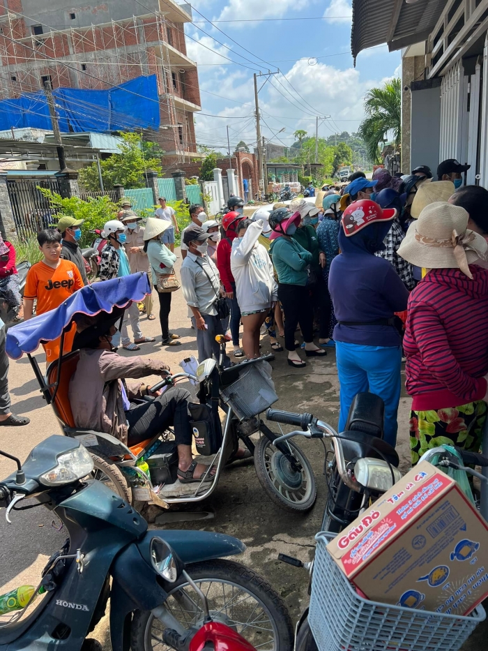 Le-duong-bao-lam-chia-se-loat-anh-nguoi-dan-den-nha-nhan-qua-tu-thien-do-quynh-quynh-chuan-bi-2