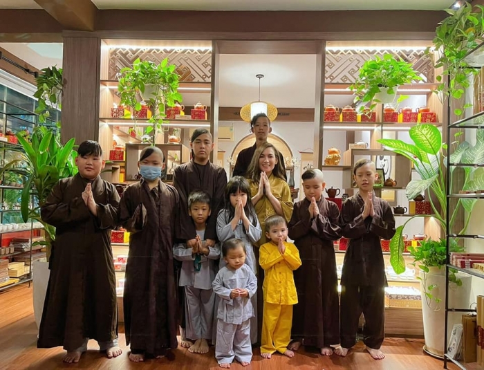 Giua-on-ao-cua-hoai-linh-phi-nhung-tiet-lo-chuyen-tung-chiu-oan-uc-khi-lam-tu-thien-gay-ngo-ngang-3