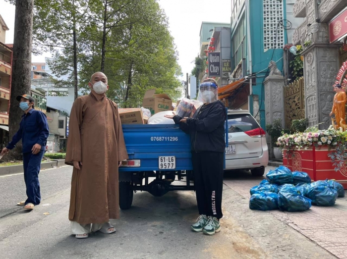 Xuat-hien-clip-phi-nhung-di-lam-tu-thien-voc-dang-cung-nhan-sac-u50-ngoai-doi-khien-cdm-ngo-ngang-3