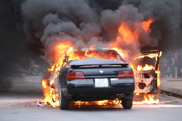 Xe ô tô cháy nổ thường xuất phát từ những nguyên nhân nào?