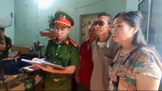 co-quan-cong-an-doc-lenh-kham-xet-khan-cap-truoc-su-chung-kien-cua-chinh-quyen-dia-phuong-1366