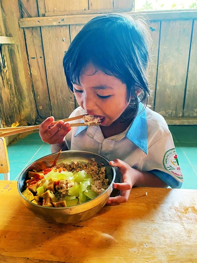 nuoi-emquang-namtto-1765349913159539319685_11zon