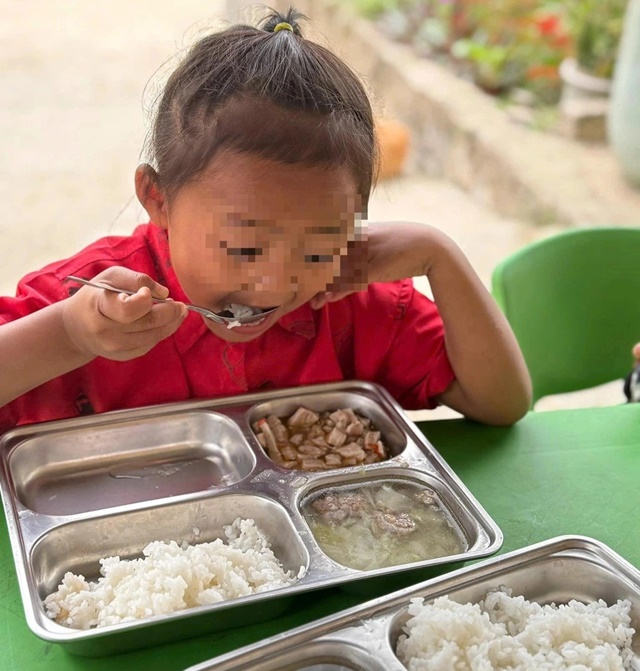 nuoi-em-nghe-an-toi-run-tay-khi-biet-hoc-sinh-khong-duoc-an-2-edited-1765234524891_11zon