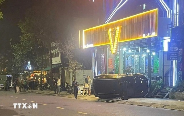 xe_o_to_lao_len_via_he_tong_3_nguoi_bi_thuong_8456687_11zon