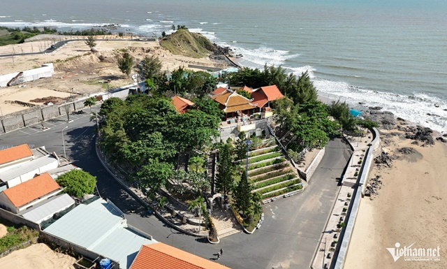 w-chuyen-it-nguoi-biet-ve-ngoi-mo-co-gai-tre-ben-bo-bien-duoc-ngu-dan-ton-tho-dinh-co-2142