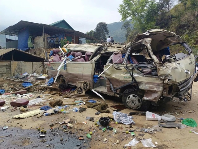 lat-xe-khach-tai-lao-cai-2-1226_11zon