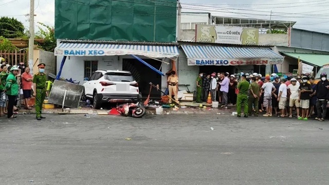 hien-truong-vu-oto-hat-vang-xe-may-tong-vao-quan-banh-xeo-3-nguoi-thuong-vong-14254837